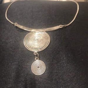 Metal swirl pendant necklace